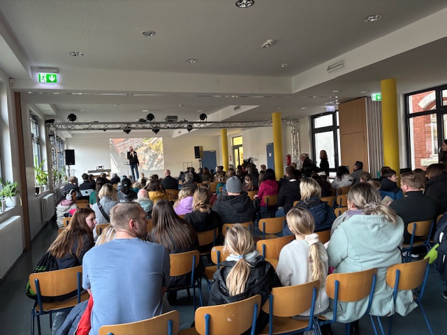 Ein volles Haus und eine Weltpremiere